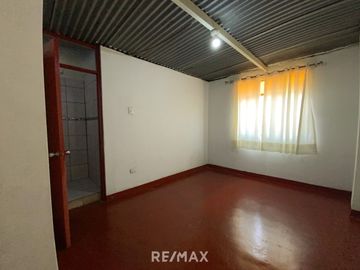Venta De Hermosa Casa De 3 Pisos Ubicada En La Mejor Zona Del Rimac, En La Av La Capilla.