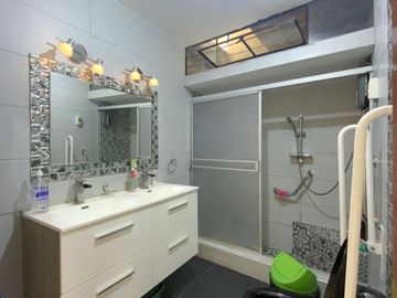 Venta De Hermosa Casa De 3 Pisos Ubicada En La Mejor Zona Del Rimac, En La Av La Capilla.