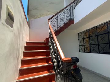 Venta De Hermosa Casa De 3 Pisos Ubicada En La Mejor Zona Del Rimac, En La Av La Capilla.