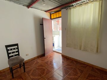 Venta De Hermosa Casa De 3 Pisos Ubicada En La Mejor Zona Del Rimac, En La Av La Capilla.