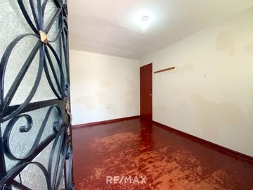 Venta De Hermosa Casa De 3 Pisos Ubicada En La Mejor Zona Del Rimac, En La Av La Capilla.