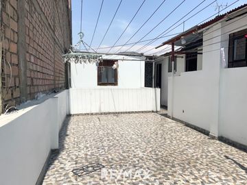 Venta De Hermosa Casa De 3 Pisos Ubicada En La Mejor Zona Del Rimac, En La Av La Capilla.