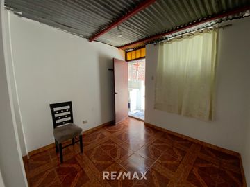 Venta De Hermosa Casa De 3 Pisos Ubicada En La Mejor Zona Del Rimac, En La Av La Capilla.