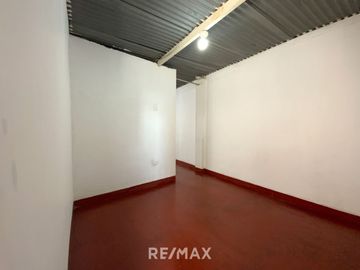 Venta De Hermosa Casa De 3 Pisos Ubicada En La Mejor Zona Del Rimac, En La Av La Capilla.