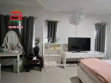 บ้านเดี่ยว หมู่บ้าน ภัทรีดาวิลล่า (ซอยวัดหนองปรง) เนื้อที่ 64 ตรว. ถนนกรุงเทพ-ปทุมธานี ตำบลบางเดื่อ อำเภอเมือง จังหวัดปทุมธานี