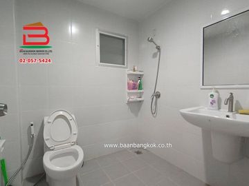 บ้านเดี่ยว หมู่บ้าน ภัทรีดาวิลล่า (ซอยวัดหนองปรง) เนื้อที่ 64 ตรว. ถนนกรุงเทพ-ปทุมธานี ตำบลบางเดื่อ อำเภอเมือง จังหวัดปทุมธานี
