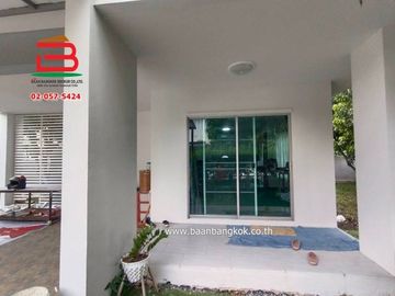 บ้านเดี่ยว หมู่บ้าน ภัทรีดาวิลล่า (ซอยวัดหนองปรง) เนื้อที่ 64 ตรว. ถนนกรุงเทพ-ปทุมธานี ตำบลบางเดื่อ อำเภอเมือง จังหวัดปทุมธานี