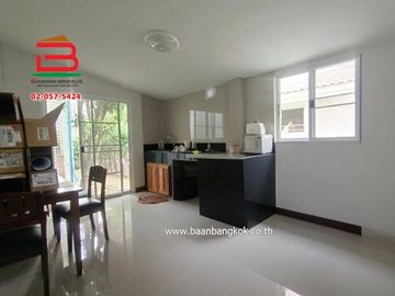 บ้านเดี่ยว หมู่บ้าน ภัทรีดาวิลล่า (ซอยวัดหนองปรง) เนื้อที่ 64 ตรว. ถนนกรุงเทพ-ปทุมธานี ตำบลบางเดื่อ อำเภอเมือง จังหวัดปทุมธานี