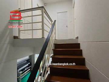 บ้านเดี่ยว หมู่บ้าน ภัทรีดาวิลล่า (ซอยวัดหนองปรง) เนื้อที่ 64 ตรว. ถนนกรุงเทพ-ปทุมธานี ตำบลบางเดื่อ อำเภอเมือง จังหวัดปทุมธานี