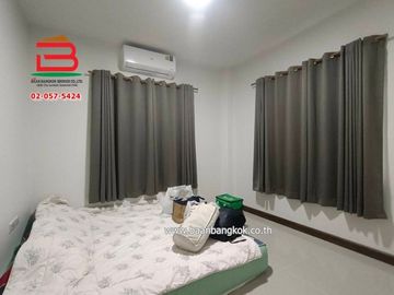 บ้านเดี่ยว หมู่บ้าน ภัทรีดาวิลล่า (ซอยวัดหนองปรง) เนื้อที่ 64 ตรว. ถนนกรุงเทพ-ปทุมธานี ตำบลบางเดื่อ อำเภอเมือง จังหวัดปทุมธานี