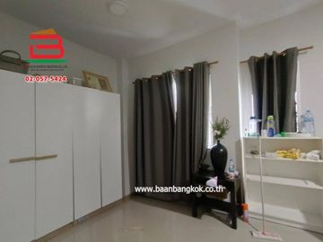 บ้านเดี่ยว หมู่บ้าน ภัทรีดาวิลล่า (ซอยวัดหนองปรง) เนื้อที่ 64 ตรว. ถนนกรุงเทพ-ปทุมธานี ตำบลบางเดื่อ อำเภอเมือง จังหวัดปทุมธานี