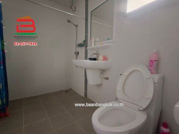 บ้านเดี่ยว หมู่บ้าน ภัทรีดาวิลล่า (ซอยวัดหนองปรง) เนื้อที่ 64 ตรว. ถนนกรุงเทพ-ปทุมธานี ตำบลบางเดื่อ อำเภอเมือง จังหวัดปทุมธานี