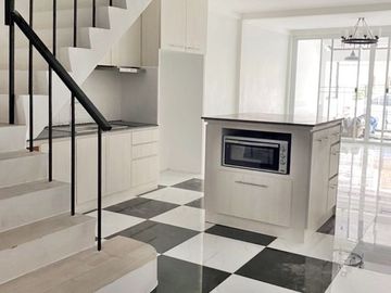 House 4 Floors 19 Sqw. in Ekkamai 12 For Sale