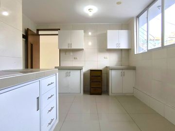 Amplio Flat 100 M2 3 Hab Frente A Parque Trinidad
