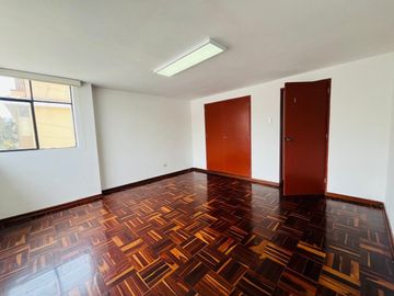ALQUILER DE CASA DE 2 PISOS – IDEAL PARA EMPRESAS (RUC 20) – PUEBLO LIBRE