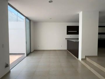 AMPLIA CASA EN FRACCIONAMIENTO LOS ALMENDROS CON SEGURIDAD 24/7.
