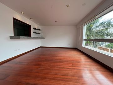 SURCO: HERMOSO Y AMPLIO DEPARTAMENTO EN VENTA
