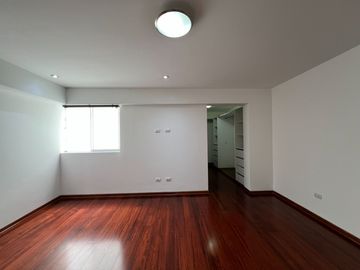 SURCO: HERMOSO Y AMPLIO DEPARTAMENTO EN VENTA