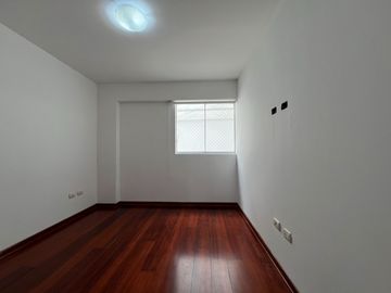 SURCO: HERMOSO Y AMPLIO DEPARTAMENTO EN VENTA