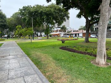 SURCO: HERMOSO Y AMPLIO DEPARTAMENTO EN VENTA