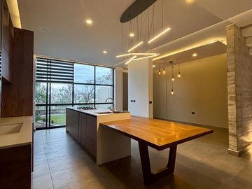 Hermosa Casa en Sendas Capital norte con seguridad 24/7.