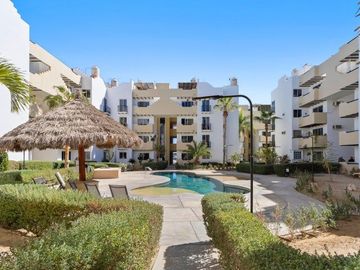 Condominio de 2 Recámaras en el Corazón de Cabo San Lucas – Ubicación, Comodidad y Estilo a tu Alcance