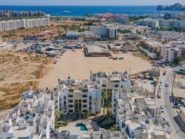 Condominio de 2 Recámaras en el Corazón de Cabo San Lucas – Ubicación, Comodidad y Estilo a tu Alcance