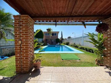 Casa en Venta sola con alberca jardín amplio en Yautepec Morelos