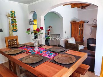 León Propiedades, vende parcela con hermosa casa de 2 pisos en sector Los Naranjos.