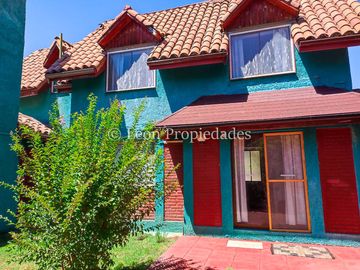 León Propiedades, vende parcela con hermosa casa de 2 pisos en sector Los Naranjos.