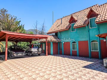 León Propiedades, vende parcela con hermosa casa de 2 pisos en sector Los Naranjos.