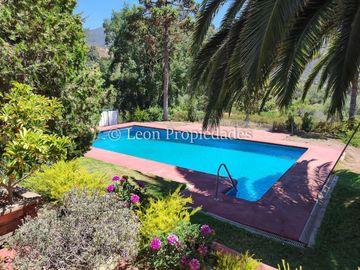 León Propiedades, vende parcela con hermosa casa de 2 pisos en sector Los Naranjos.