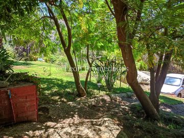 León Propiedades, vende parcela con hermosa casa de 2 pisos en sector Los Naranjos.