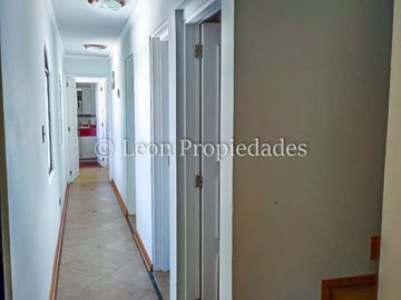 León Propiedades, vende parcela con hermosa casa de 2 pisos en sector Los Naranjos.