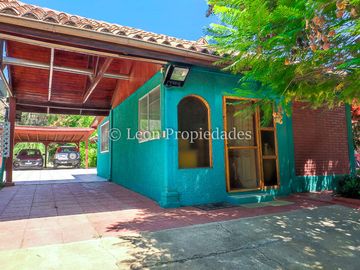 León Propiedades, vende parcela con hermosa casa de 2 pisos en sector Los Naranjos.