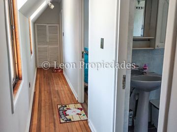 León Propiedades, vende parcela con hermosa casa de 2 pisos en sector Los Naranjos.