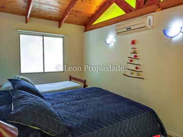 León Propiedades, vende parcela con hermosa casa de 2 pisos en sector Los Naranjos.