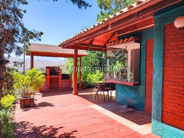 León Propiedades, vende parcela con hermosa casa de 2 pisos en sector Los Naranjos.