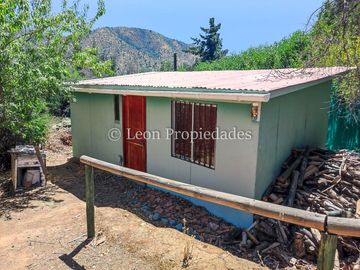 León Propiedades, vende parcela con hermosa casa de 2 pisos en sector Los Naranjos.