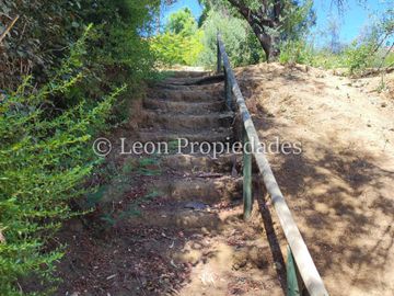 León Propiedades, vende parcela con hermosa casa de 2 pisos en sector Los Naranjos.