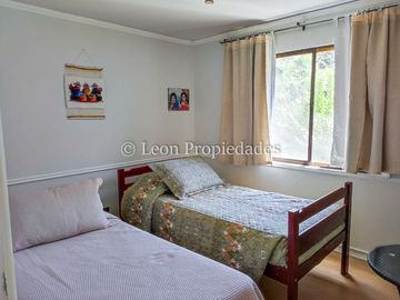 León Propiedades, vende parcela con hermosa casa de 2 pisos en sector Los Naranjos.