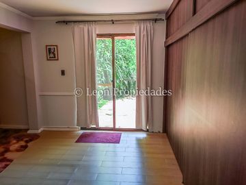 León Propiedades, vende parcela con hermosa casa de 2 pisos en sector Los Naranjos.