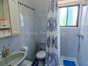 León Propiedades, vende parcela con hermosa casa de 2 pisos en sector Los Naranjos.
