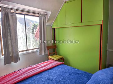 León Propiedades, vende parcela con hermosa casa de 2 pisos en sector Los Naranjos.