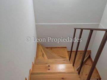 León Propiedades, vende parcela con hermosa casa de 2 pisos en sector Los Naranjos.