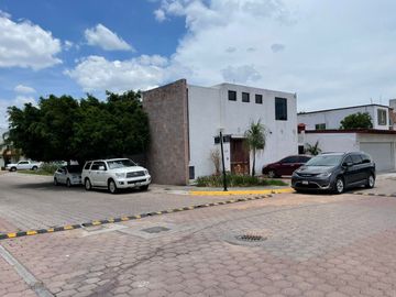VENTA CASA EN FRACCIONAMIENTO PEDREGAL DE VISTA HERMOSA QUERETARO