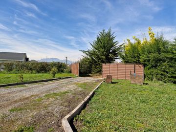 MARAVILLOSA PARCELA CON CASA CON GRANDES VENTANALES EN CONDOMINIO