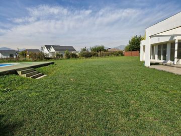 MARAVILLOSA PARCELA CON CASA CON GRANDES VENTANALES EN CONDOMINIO