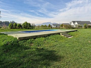 MARAVILLOSA PARCELA CON CASA CON GRANDES VENTANALES EN CONDOMINIO