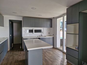 MARAVILLOSA PARCELA CON CASA CON GRANDES VENTANALES EN CONDOMINIO